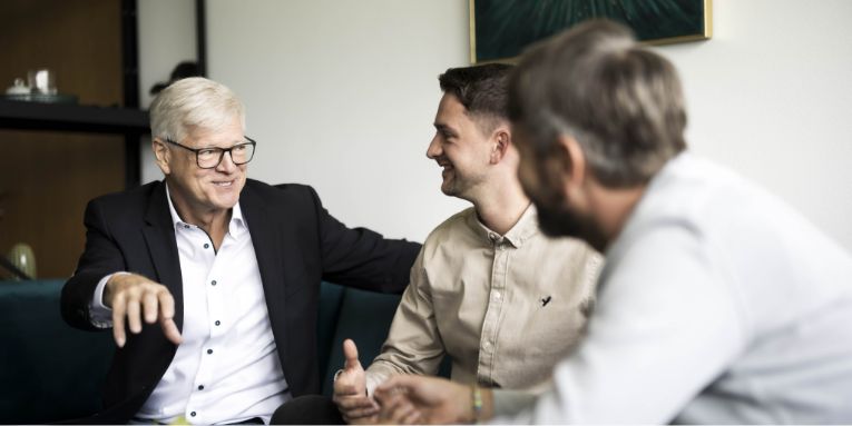 Jan Hecht im Coaching mit einem Übergeber und einem Nachfolger, seinem sogenannten Visions:Trialog, in dem er beide Parteinem im Übergabeprozess zusammenbringt.