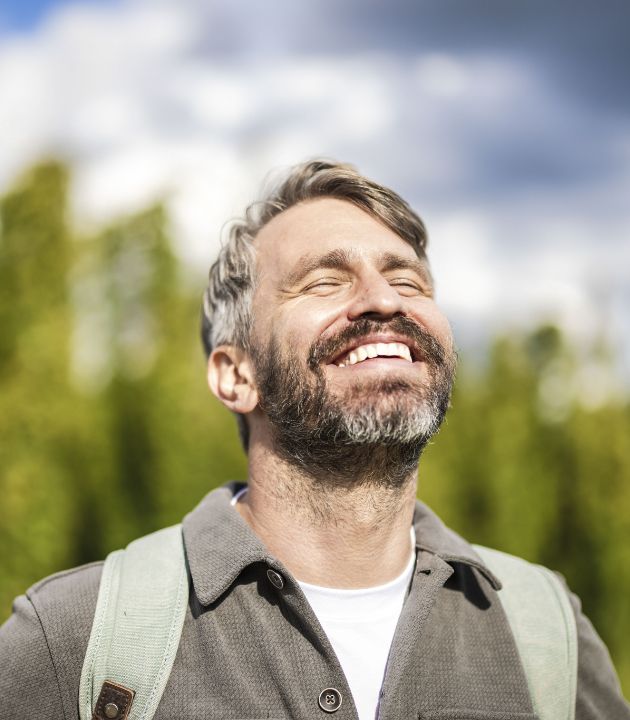 Naturcoach Jan Hecht strahlend in der Sonne.