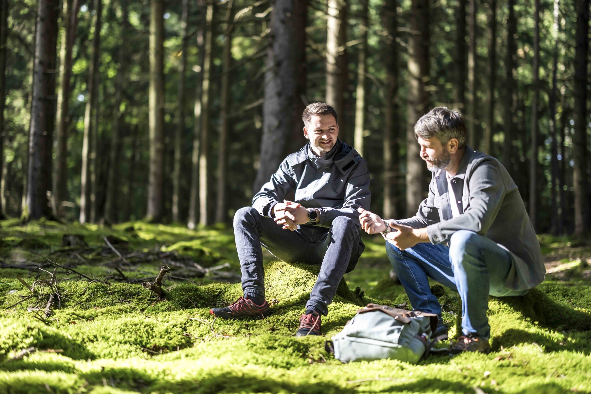 Jan Hecht in einem Naturcoaching Woid:Walk auf leuchtendem Moosteppich.