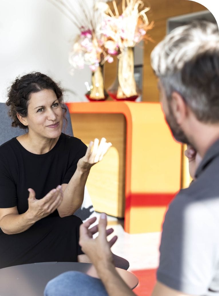 Jan Hecht als Chef:Coach in seiner eigenen Firma bei seinem Programm H:Echtzeit im Gespräch mit einer Mitarbeiterin.